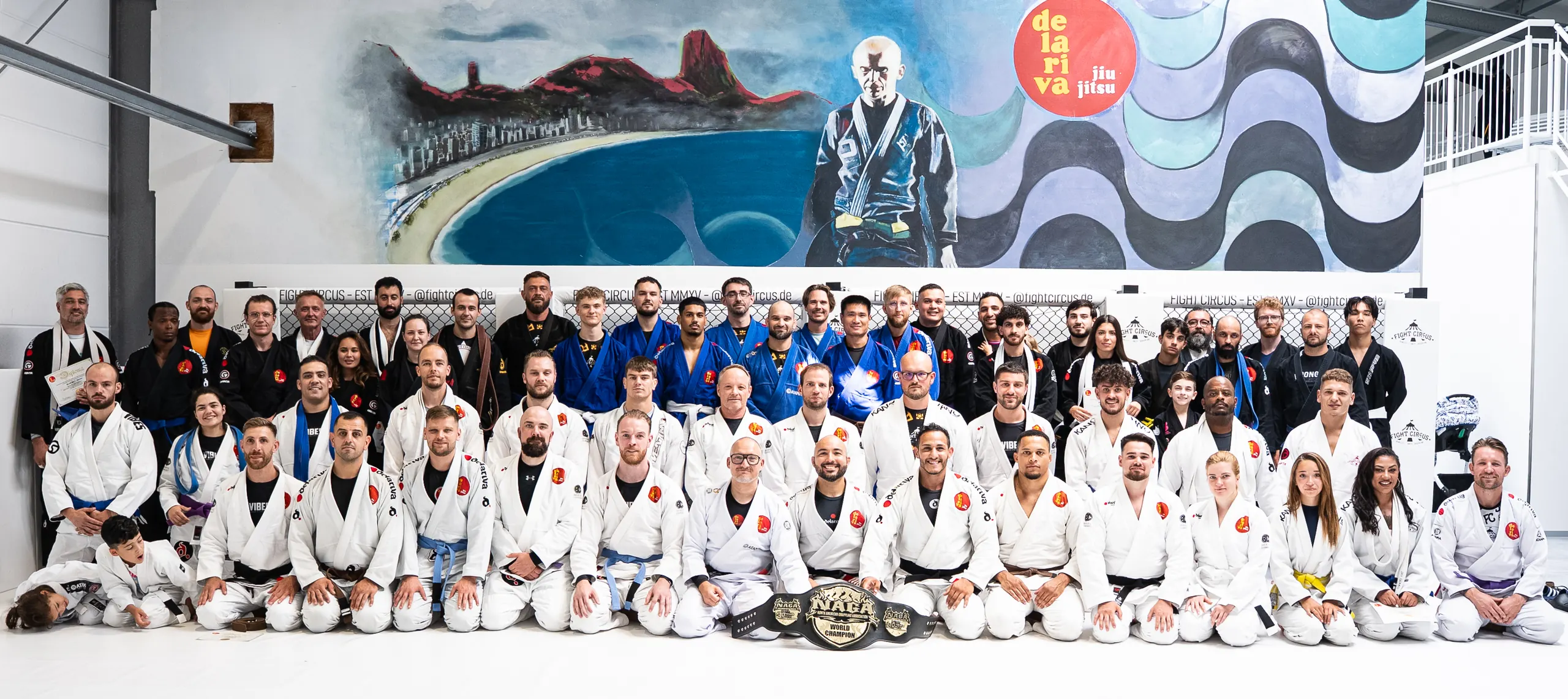 Die BJJ-Trainingsgemeinschaft gemeinsam auf der Matte.