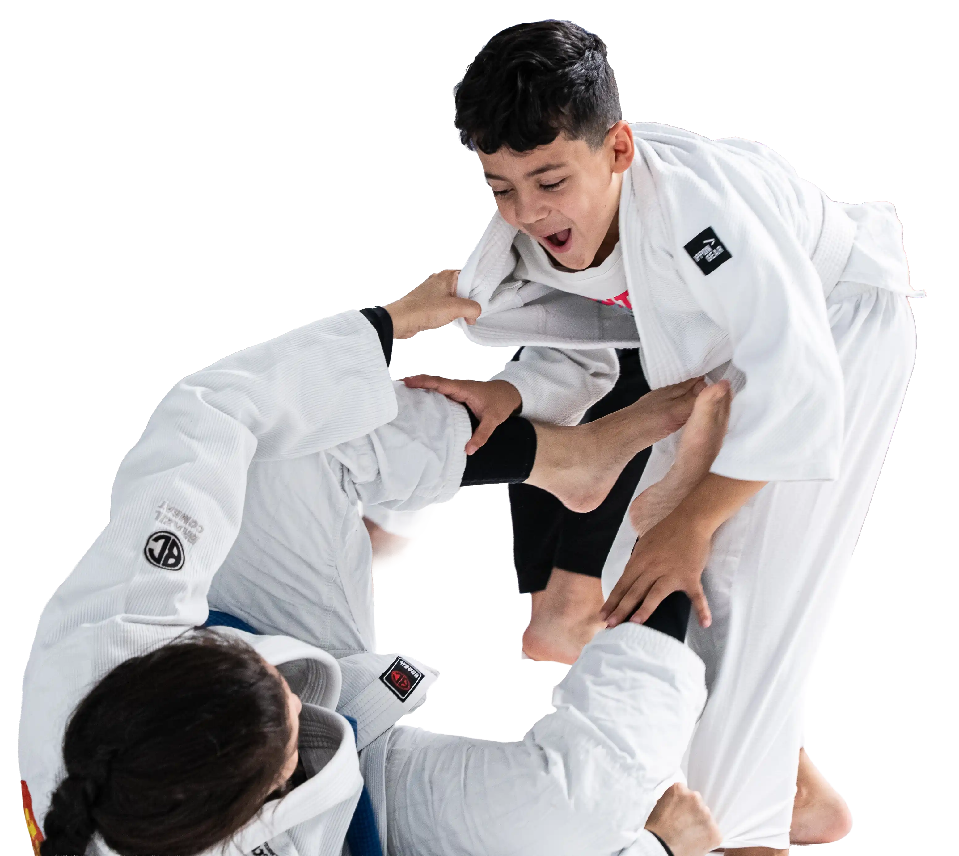 Zwei Trainingspartner im weißen Gi üben gemeinsam eine BJJ-Technik.
